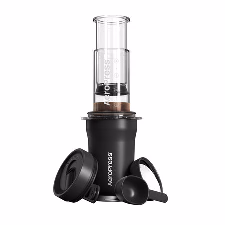 AeroPress Go Plus – Zaparzacz do kawy z kubkiem termicznym czarny
